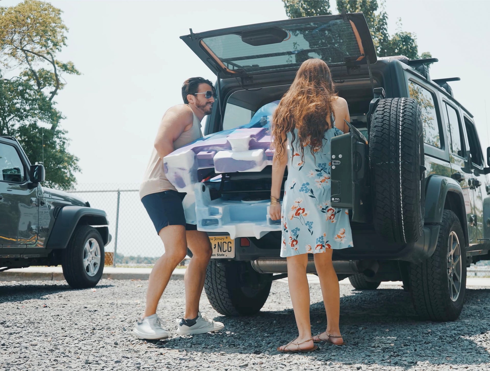 couple unloading 8.0 single foldable kayak - Brooklyn Kayak Company